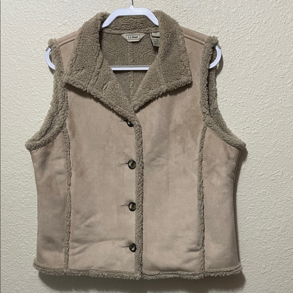 L. L. Bean Women's Tan Faux Suede And Sherpa Vest. Good Condition. Size L Reg.
